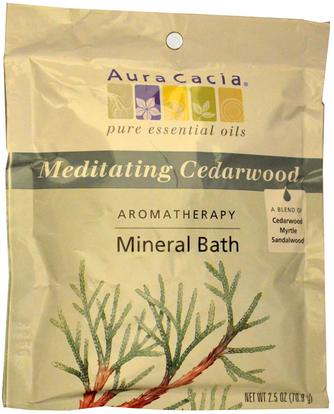 Aura Cacia, Aromatherapy Mineral Bath, Meditating Cedarwood, 2.5 oz (70.9 g) ,حمام، الجمال، أملاح الاستحمام